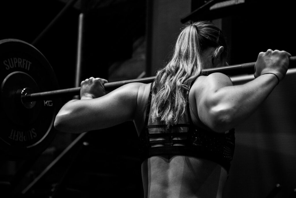 股関節のつまりを改善するピラティスストレッチをする女性